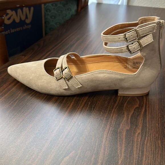 Style name Mabel taupe suede 8 1/2 shoe - Picture 2 of 4